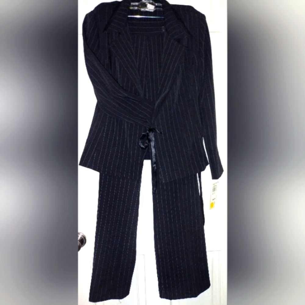 Alyn Paige NY suit ( women's)